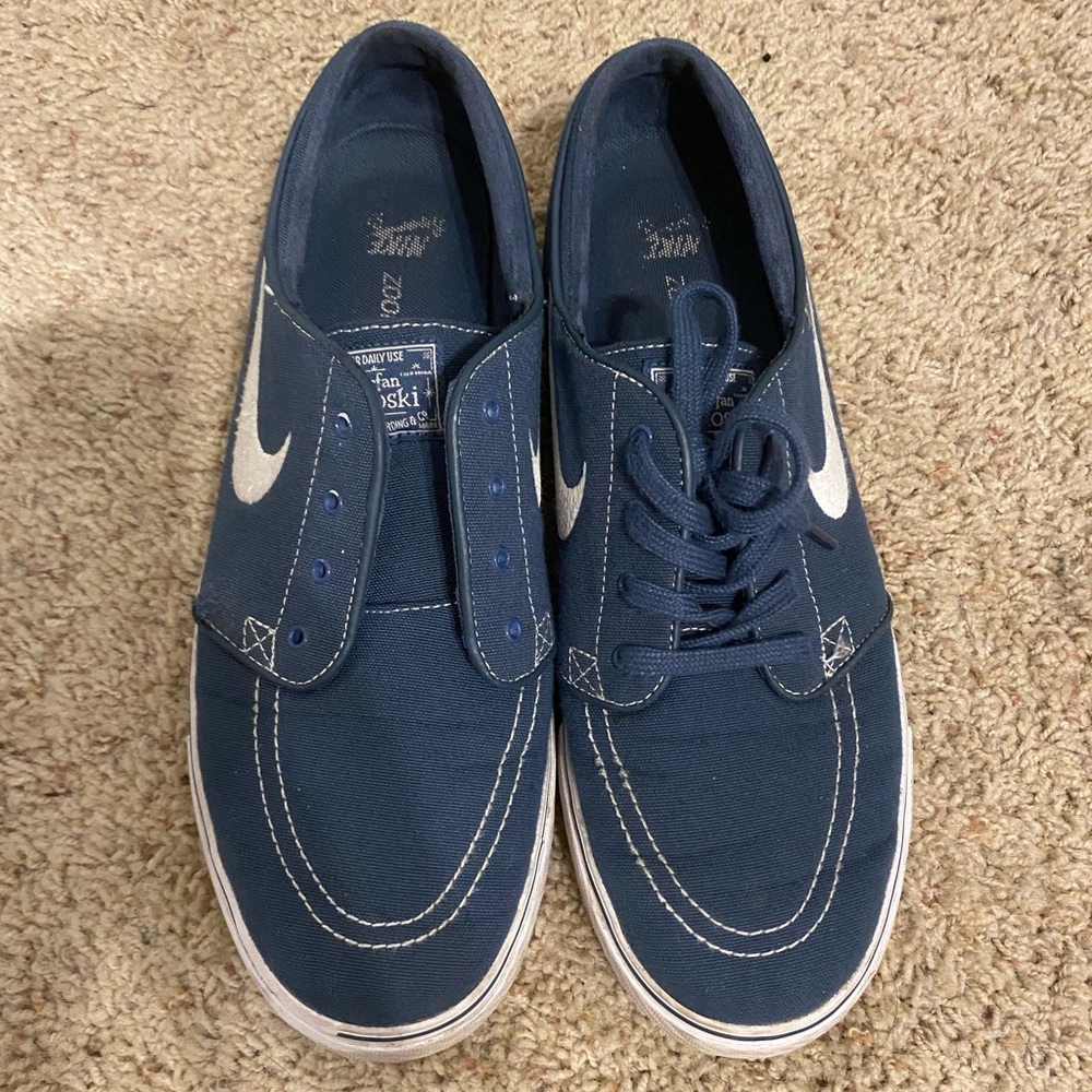 men’s blue nike SB sneakers